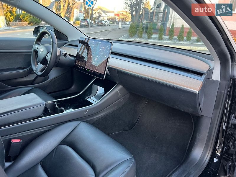 Седан Tesla Model 3 2020 в Радивилове