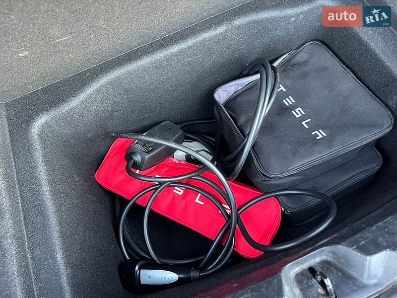 Седан Tesla Model 3 2020 в Радивилове