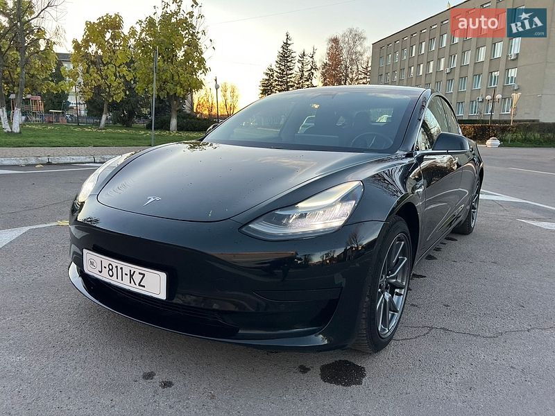 Седан Tesla Model 3 2020 в Радивилове