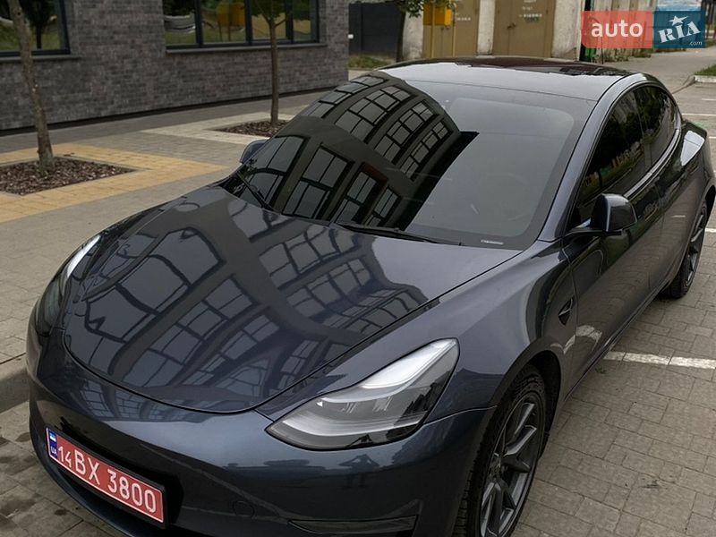 Седан Tesla Model 3 2022 в Долине