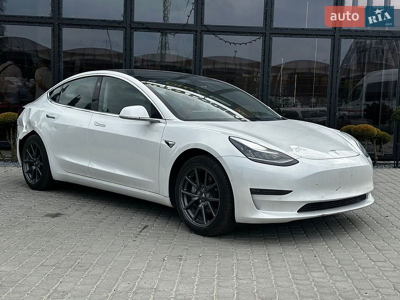 Седан Tesla Model 3 2019 в Львове