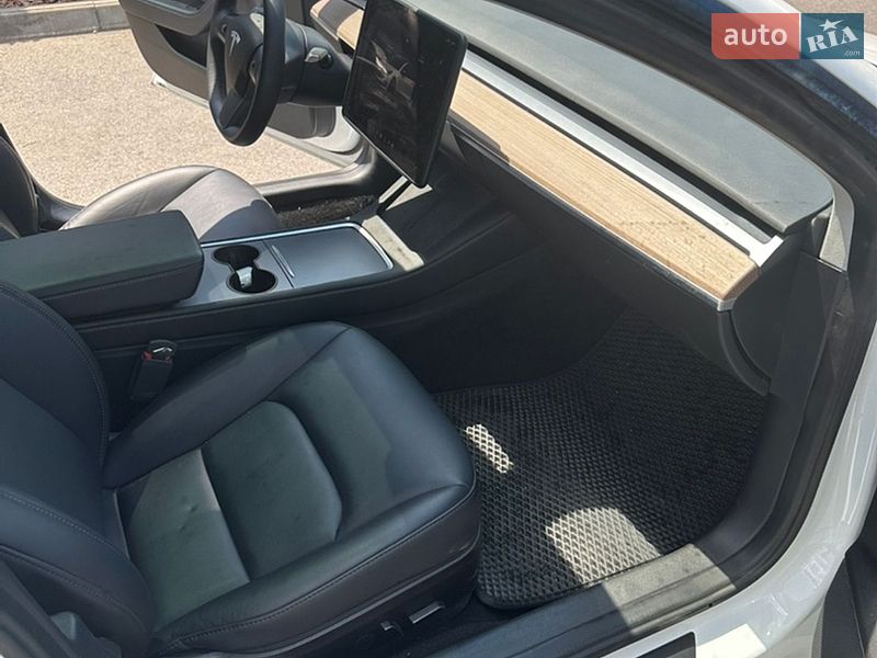 Седан Tesla Model 3 2022 в Днепре