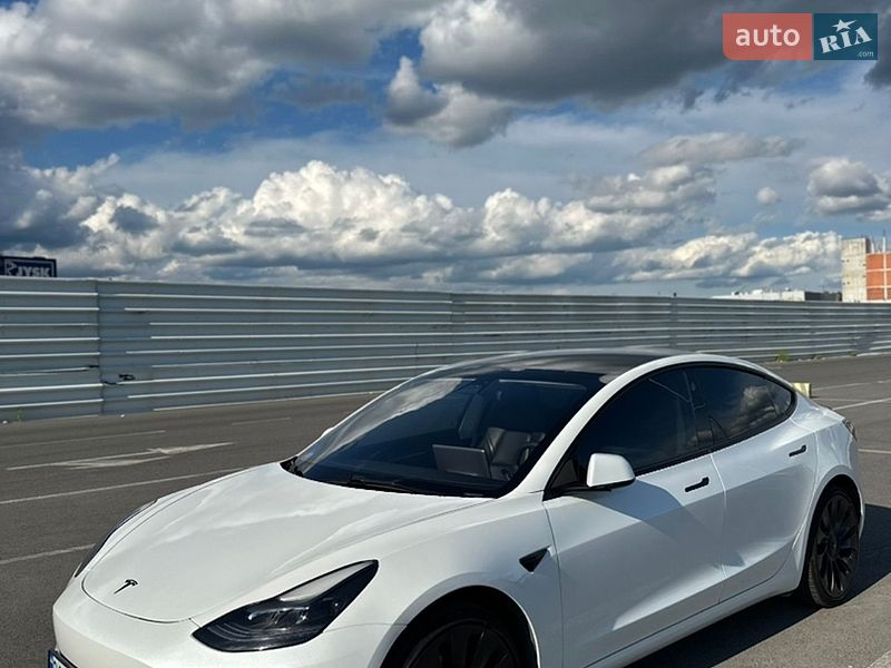 Седан Tesla Model 3 2021 в Львове