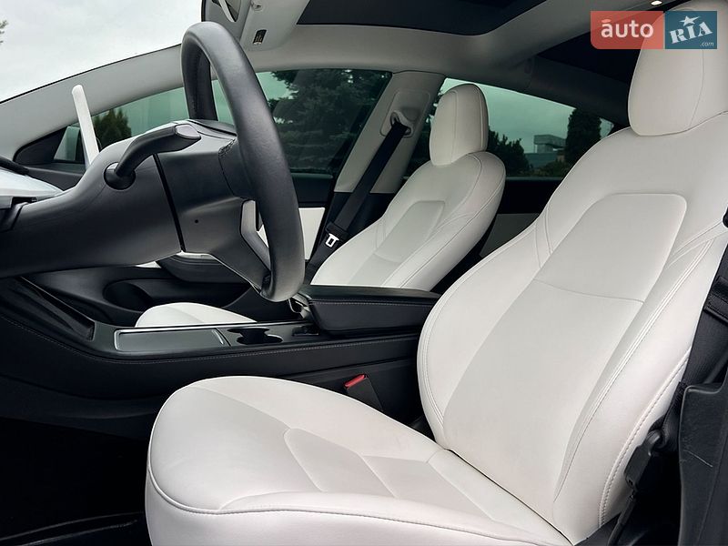 Седан Tesla Model 3 2021 в Львове