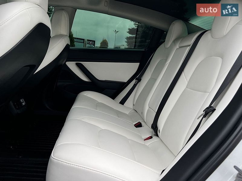 Седан Tesla Model 3 2021 в Львове