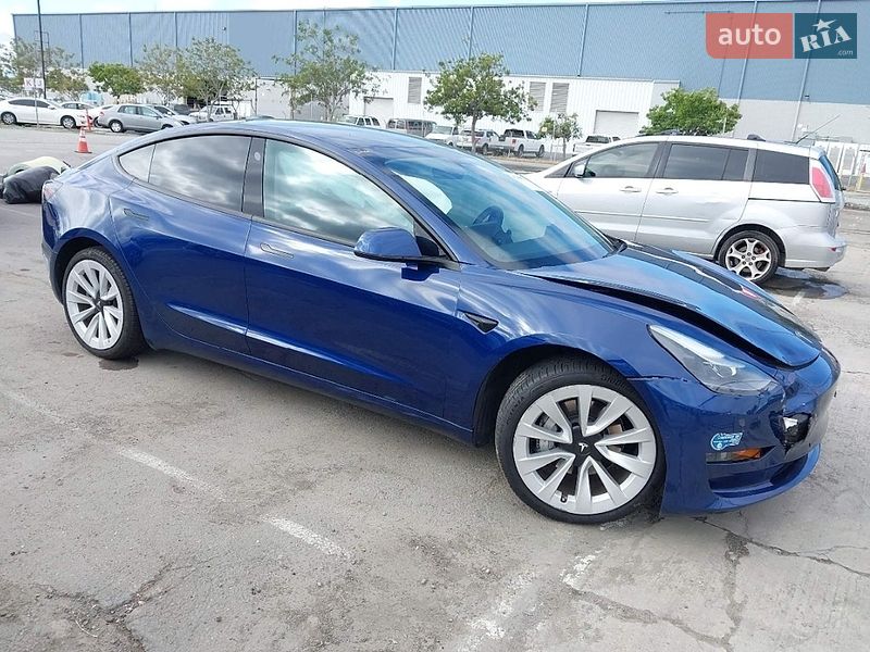 Седан Tesla Model 3 2021 в Черкасах