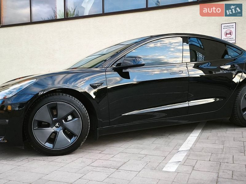 Седан Tesla Model 3 2023 в Стрию