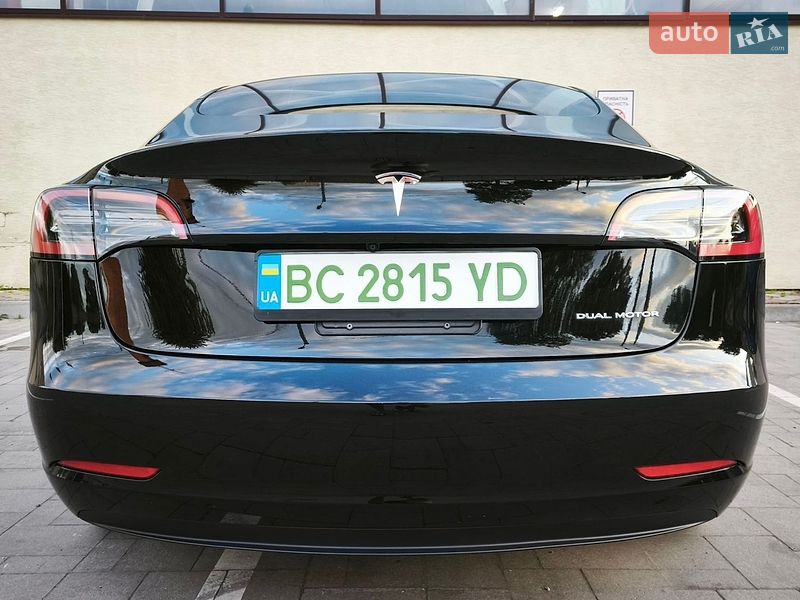 Седан Tesla Model 3 2023 в Стрию