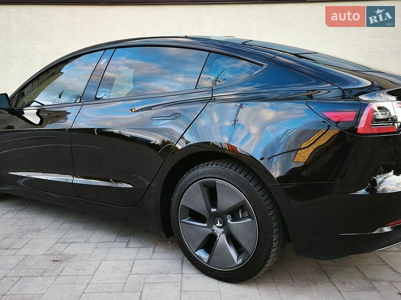 Седан Tesla Model 3 2023 в Стрию