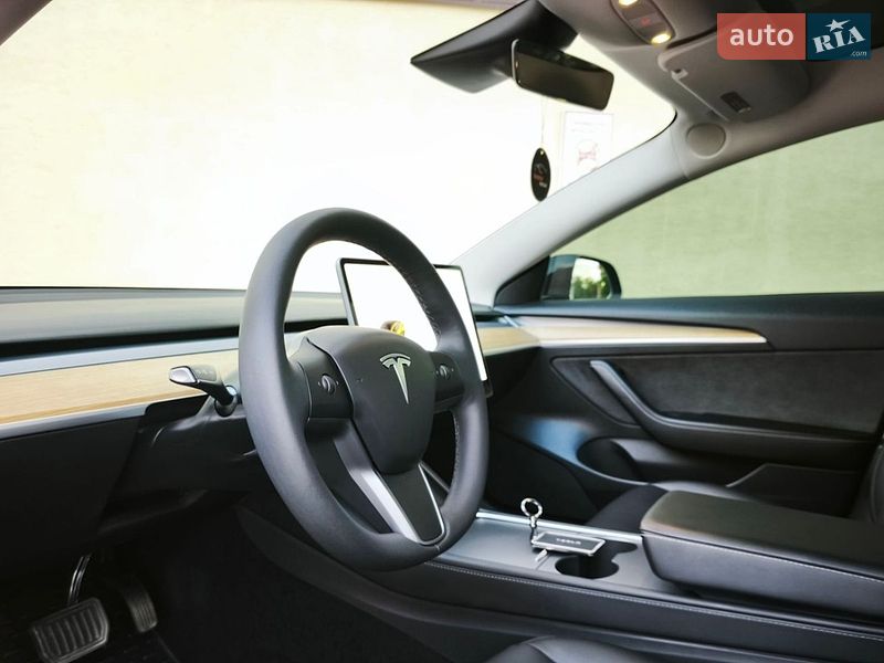Седан Tesla Model 3 2023 в Стрию