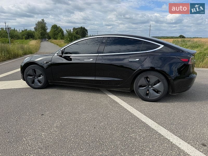 Седан Tesla Model 3 2020 в Городке