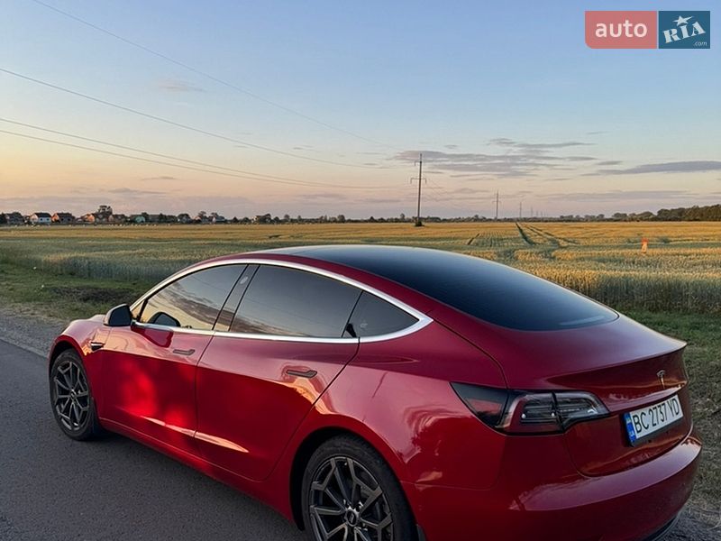 Седан Tesla Model 3 2018 в Львове