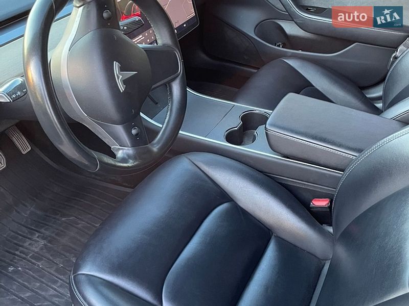 Седан Tesla Model 3 2018 в Львове
