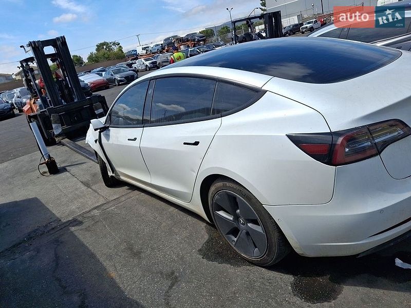 Седан Tesla Model 3 2021 в Киеве