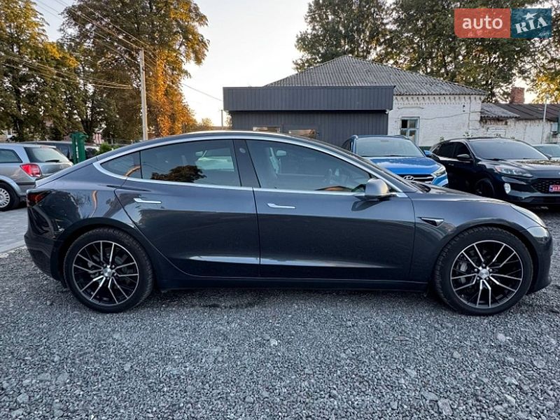 Седан Tesla Model 3 2018 в Львове