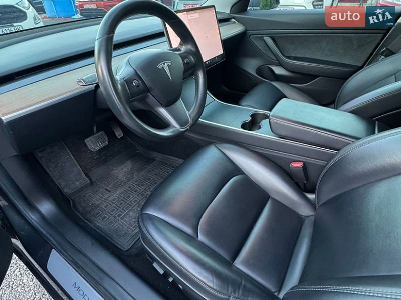 Седан Tesla Model 3 2018 в Львове