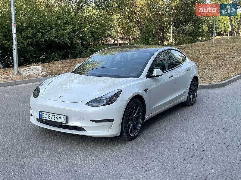 Tesla Model 3, photos from the listing