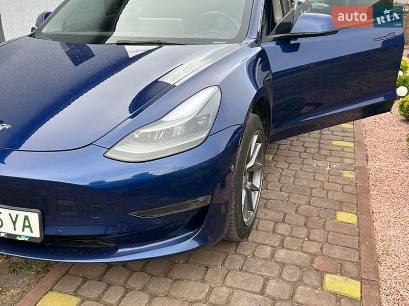 Седан Tesla Model 3 2022 в Львове