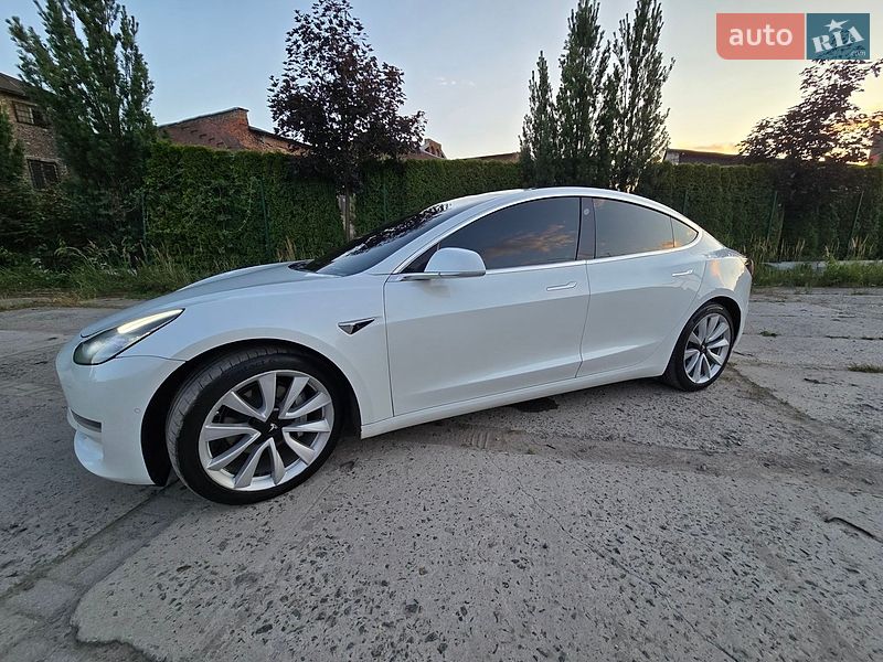 Седан Tesla Model 3 2019 в Львові