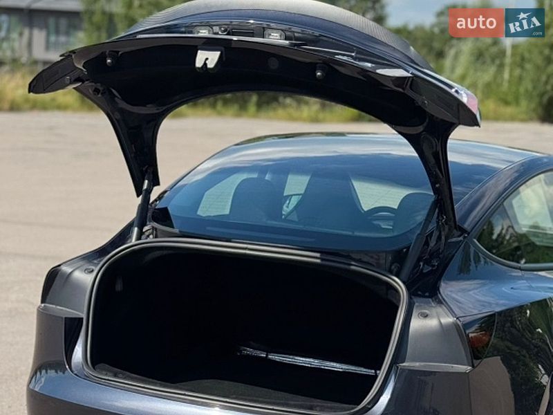 Седан Tesla Model 3 2024 в Ровно