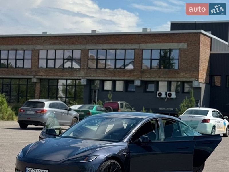 Седан Tesla Model 3 2024 в Ровно