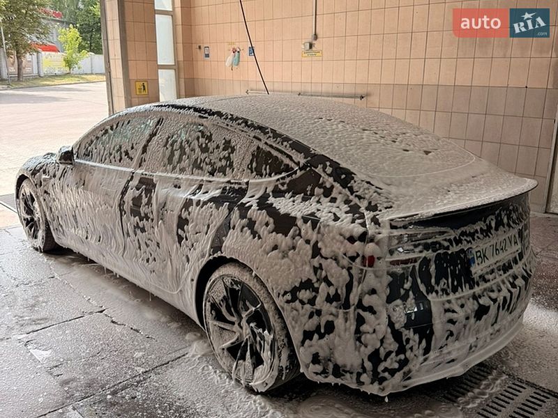 Седан Tesla Model 3 2024 в Ровно