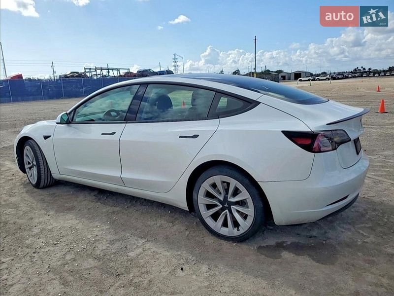 Седан Tesla Model 3 2023 в Львове
