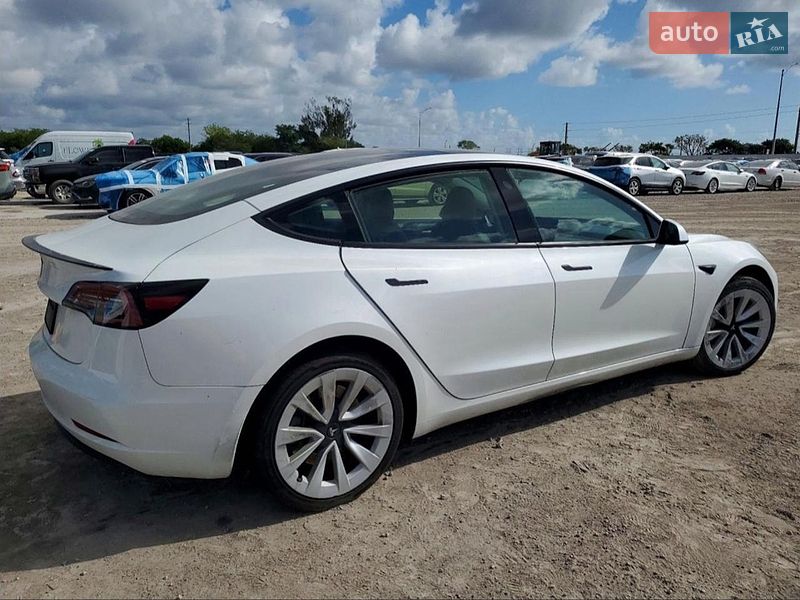 Седан Tesla Model 3 2023 в Львове