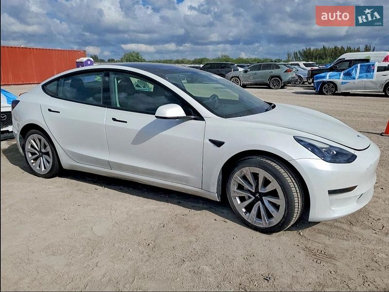 Седан Tesla Model 3 2023 в Львове