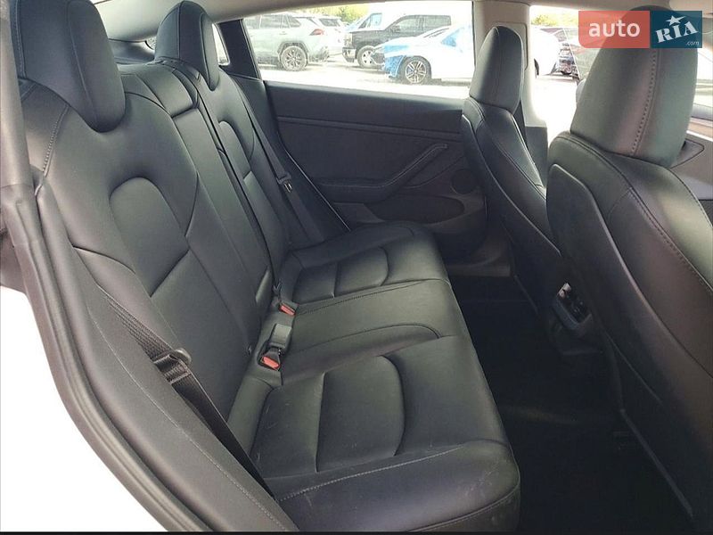 Седан Tesla Model 3 2023 в Львове