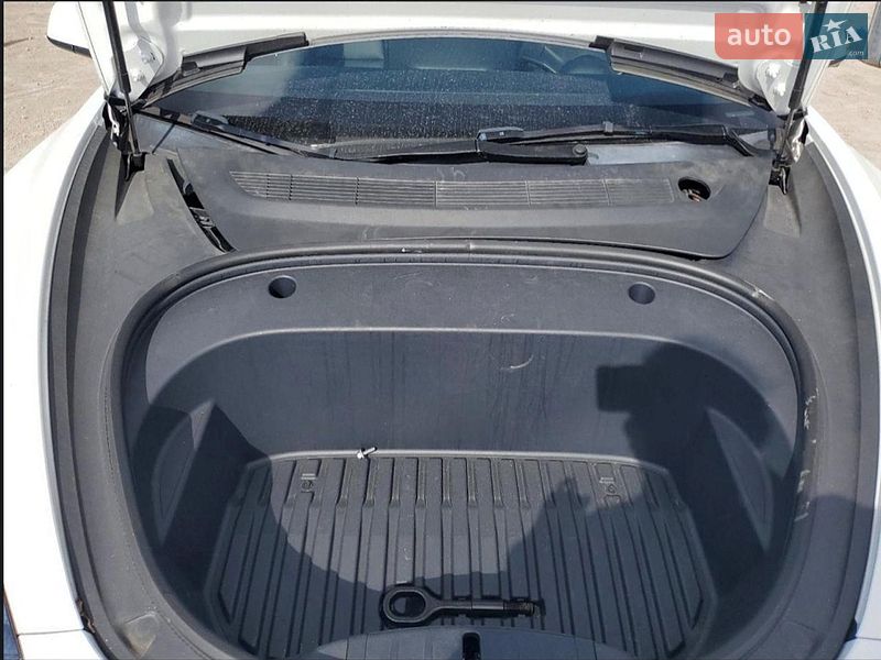 Седан Tesla Model 3 2023 в Львове