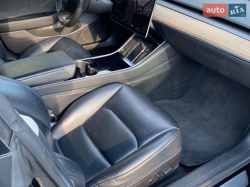 Седан Tesla Model 3 2019 в Луцке