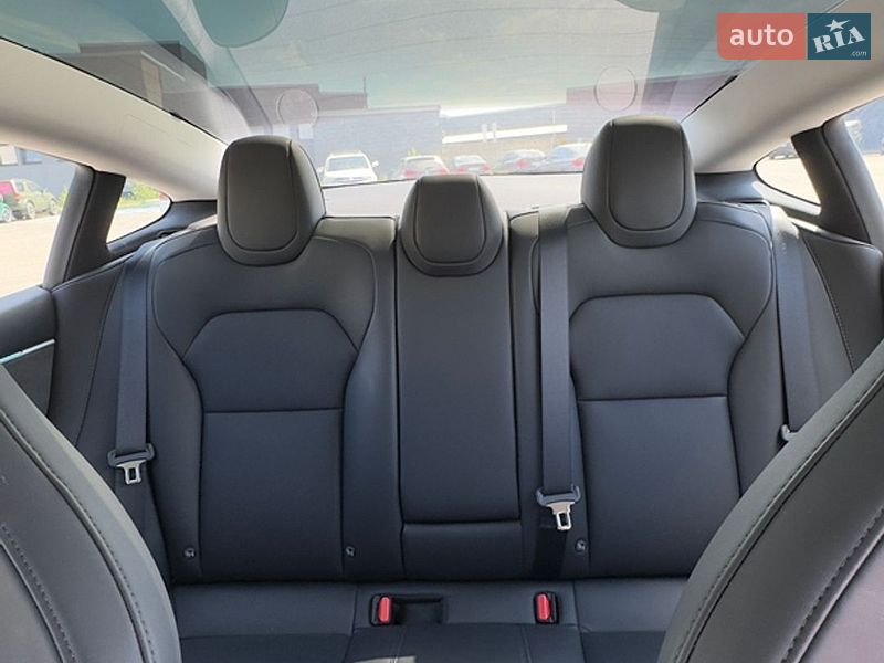 Седан Tesla Model 3 2024 в Ровно