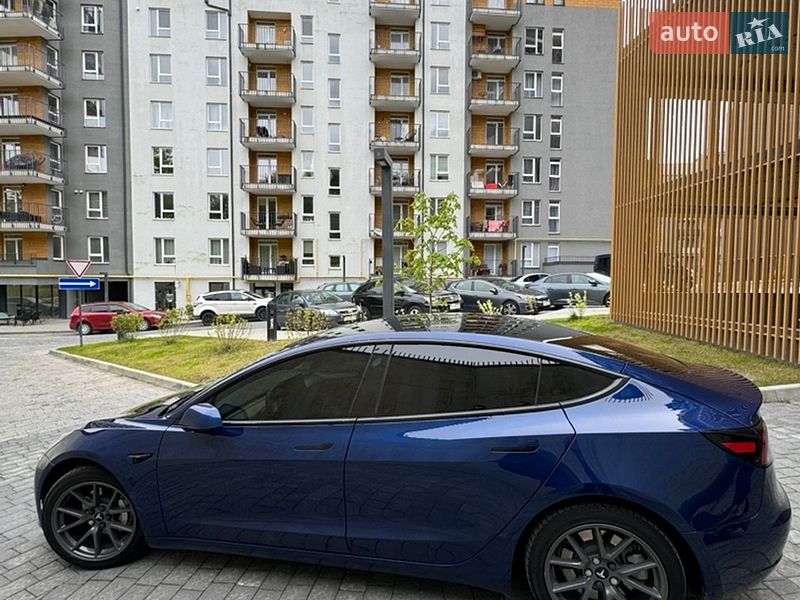 Седан Tesla Model 3 2022 в Львові