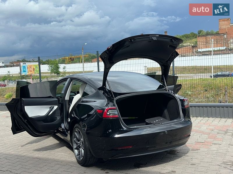 Седан Tesla Model 3 2019 в Львове