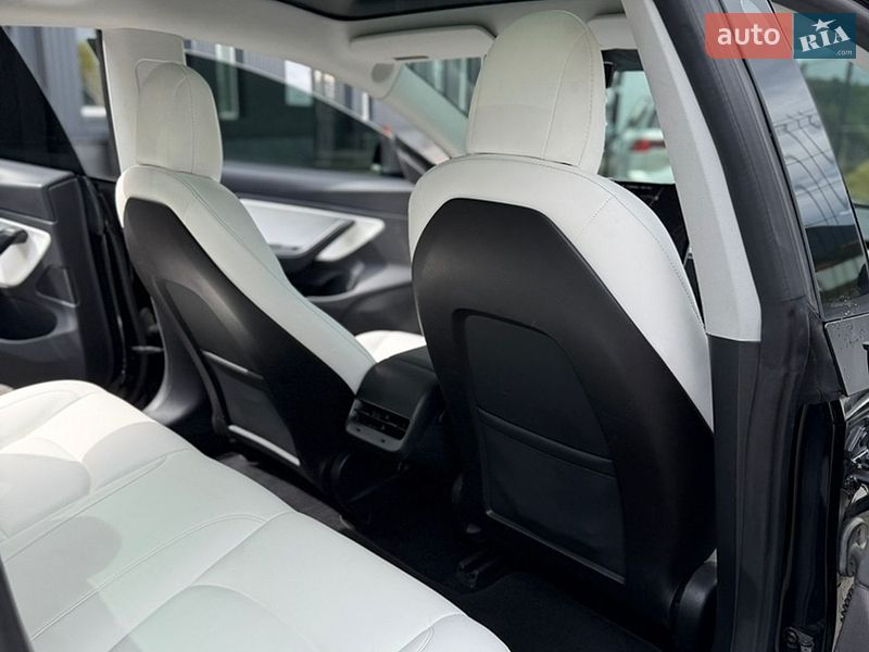 Седан Tesla Model 3 2019 в Львове