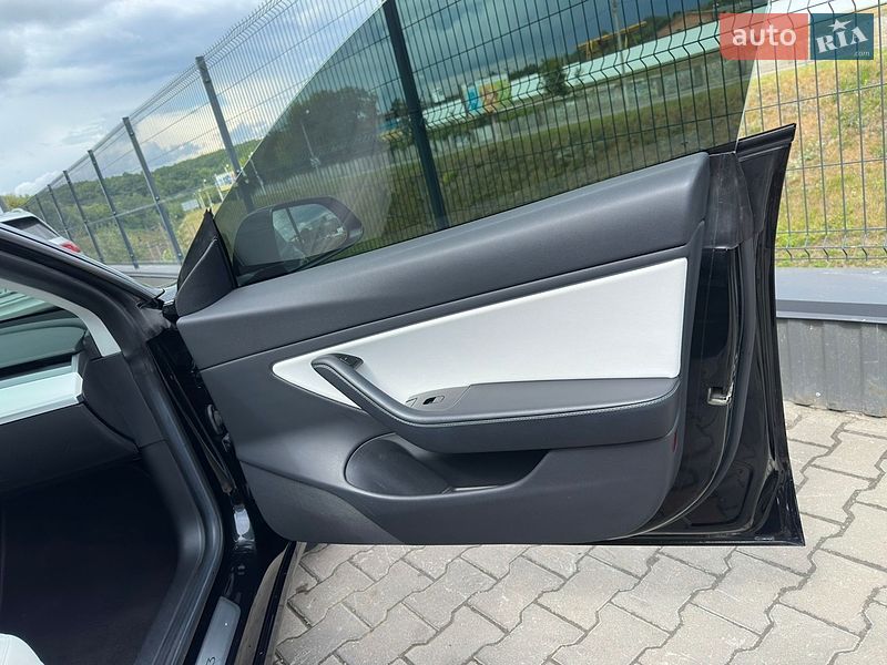 Седан Tesla Model 3 2019 в Львове