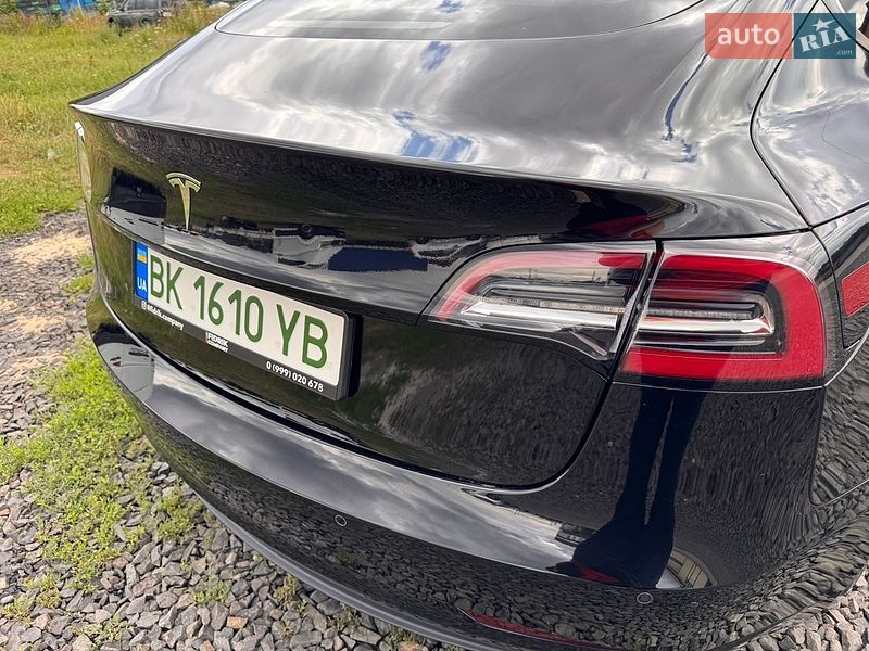 Седан Tesla Model 3 2021 в Луцке