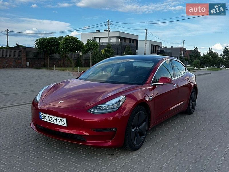 Седан Tesla Model 3 2019 в Ровно