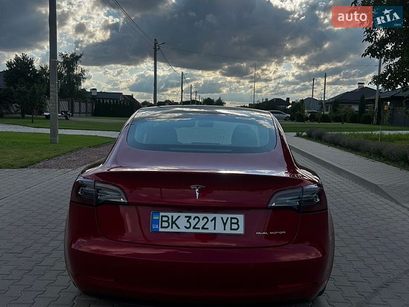 Седан Tesla Model 3 2019 в Ровно