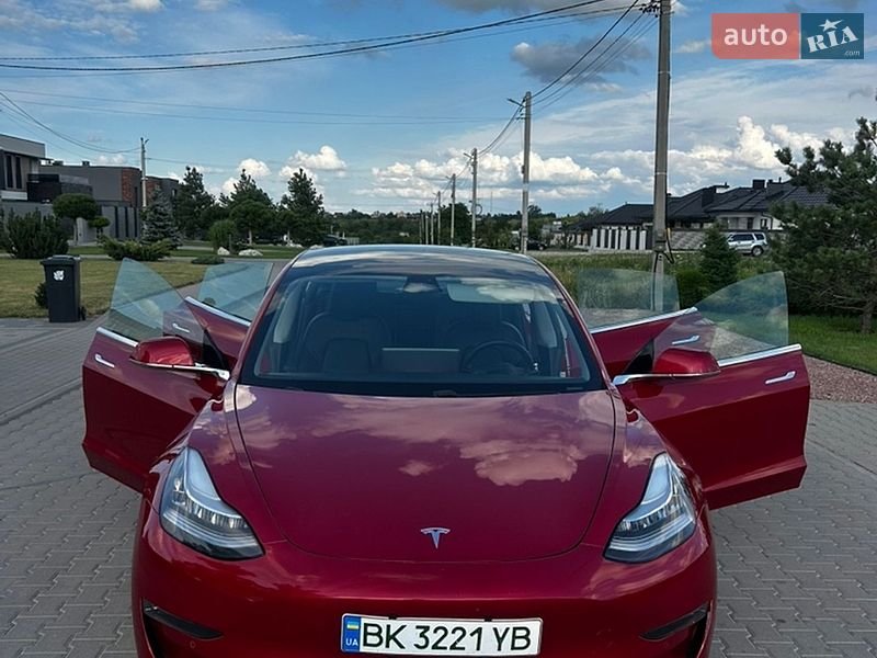 Седан Tesla Model 3 2019 в Ровно