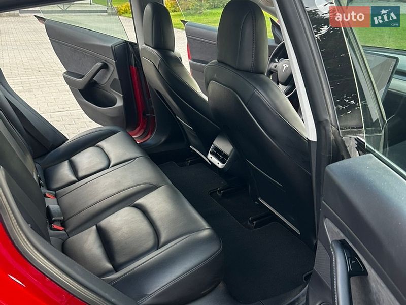 Седан Tesla Model 3 2019 в Ровно
