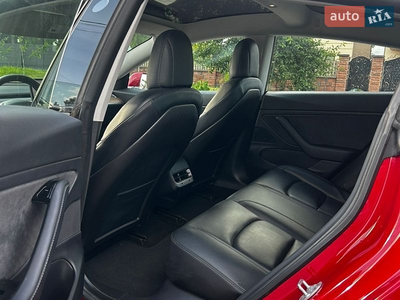 Седан Tesla Model 3 2019 в Ровно