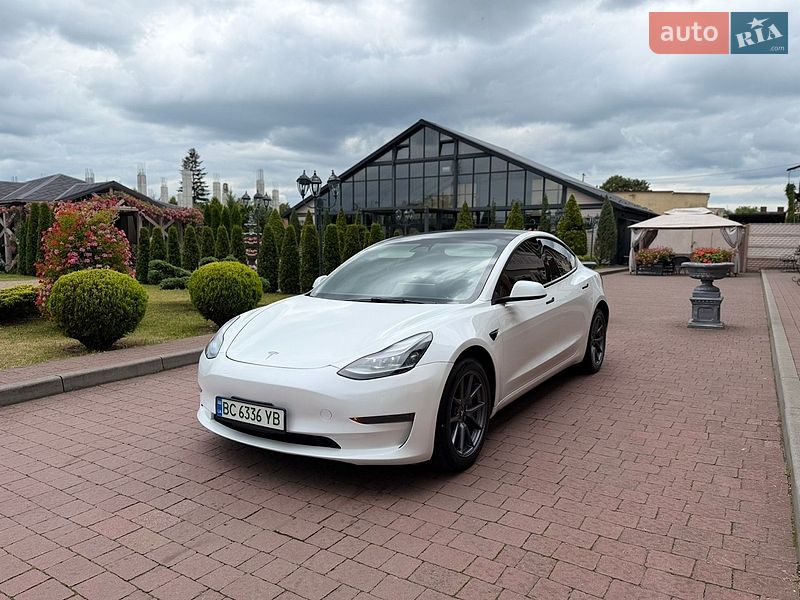 Седан Tesla Model 3 2023 в Львове