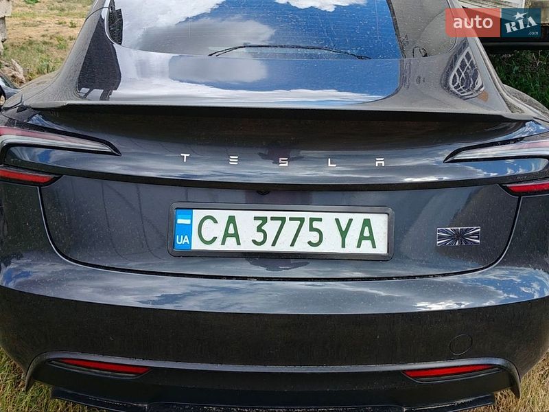 Седан Tesla Model 3 2024 в Гайвороні
