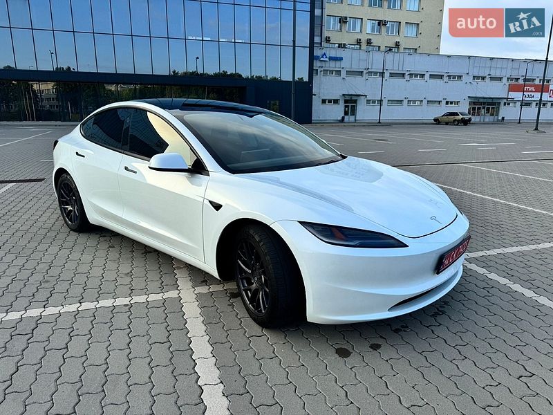 Седан Tesla Model 3 2024 в Львове