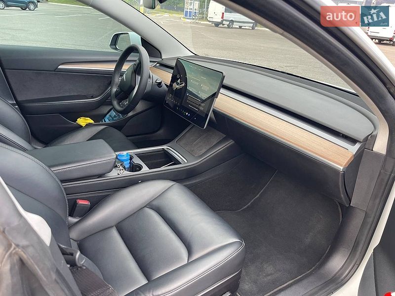 Седан Tesla Model 3 2021 в Львове