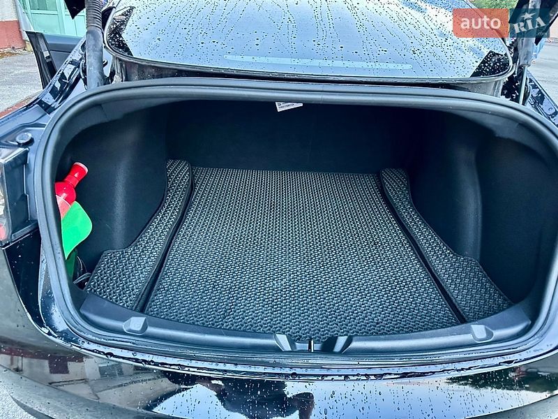 Седан Tesla Model 3 2022 в Ивано-Франковске