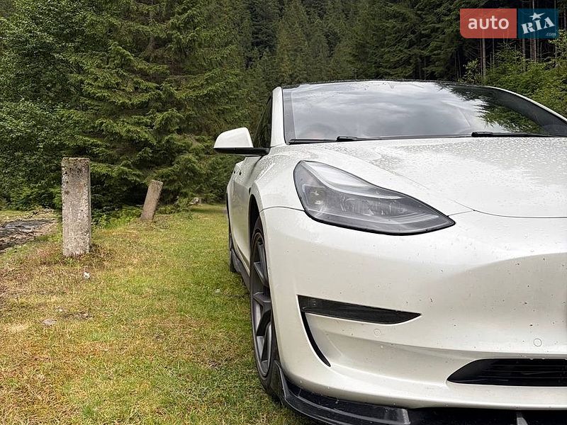 Седан Tesla Model 3 2021 в Киеве