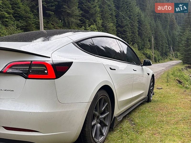 Седан Tesla Model 3 2021 в Киеве